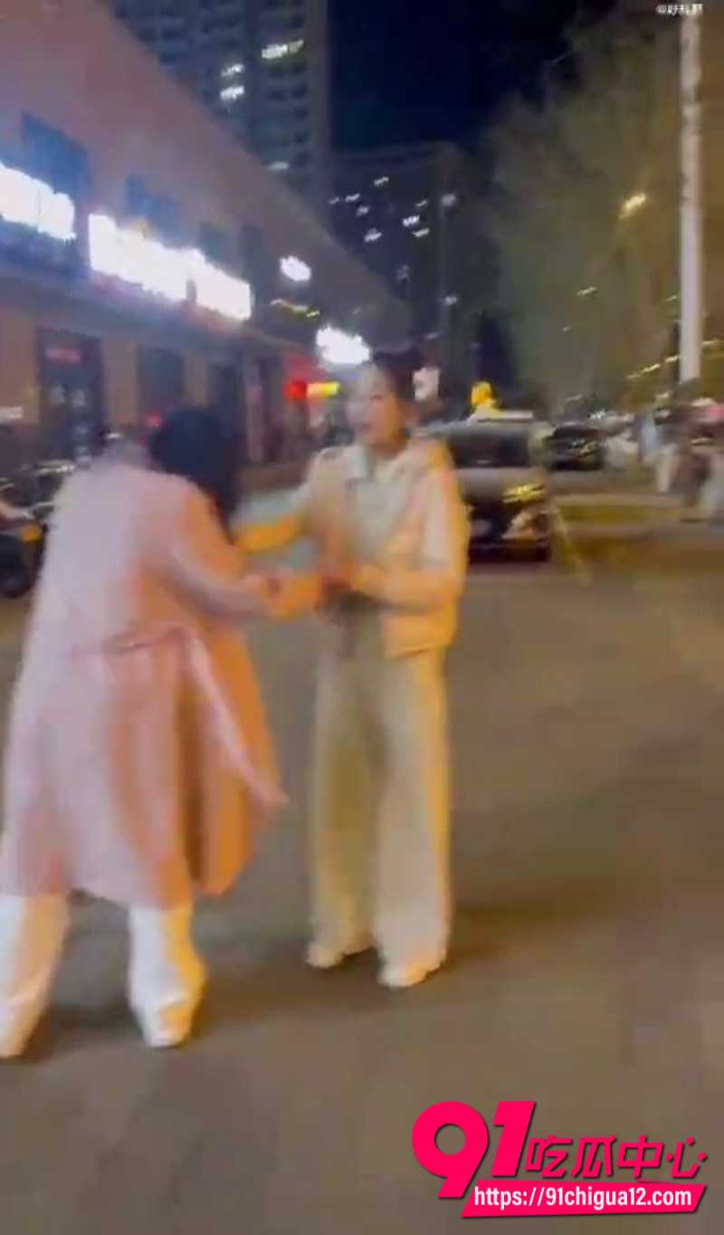 原配街头怒抓小三9