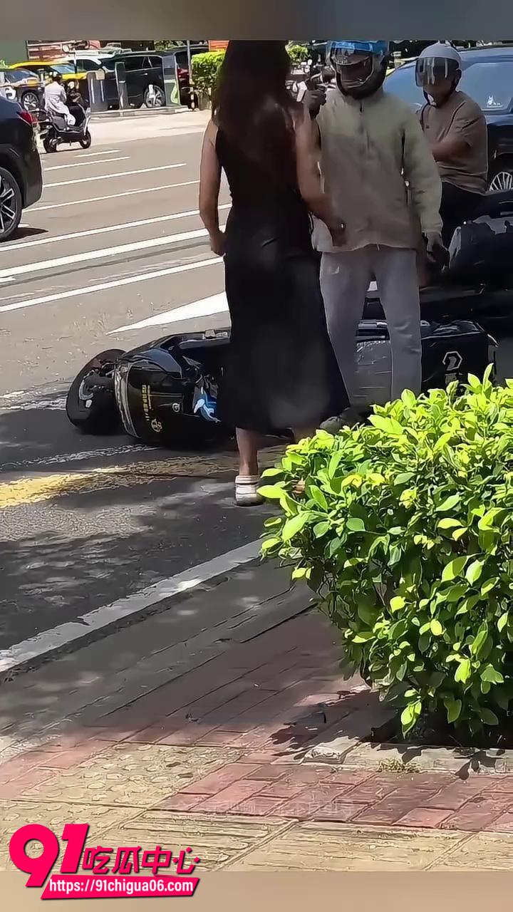 小米yu7女车主剐蹭监控8