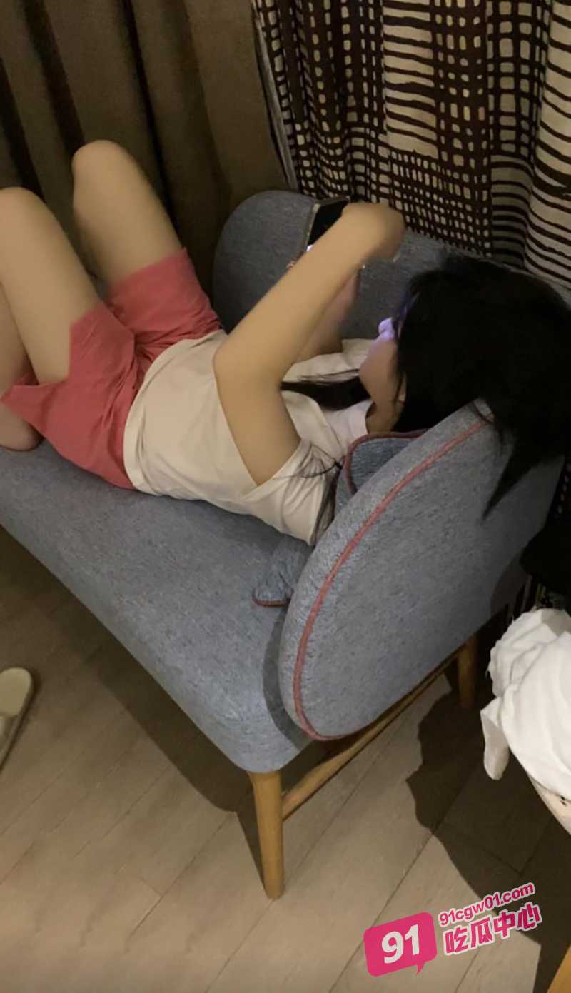 海角乱伦 半夜四点见到萝莉装亲侄女 没忍住内射了她！ 配图3