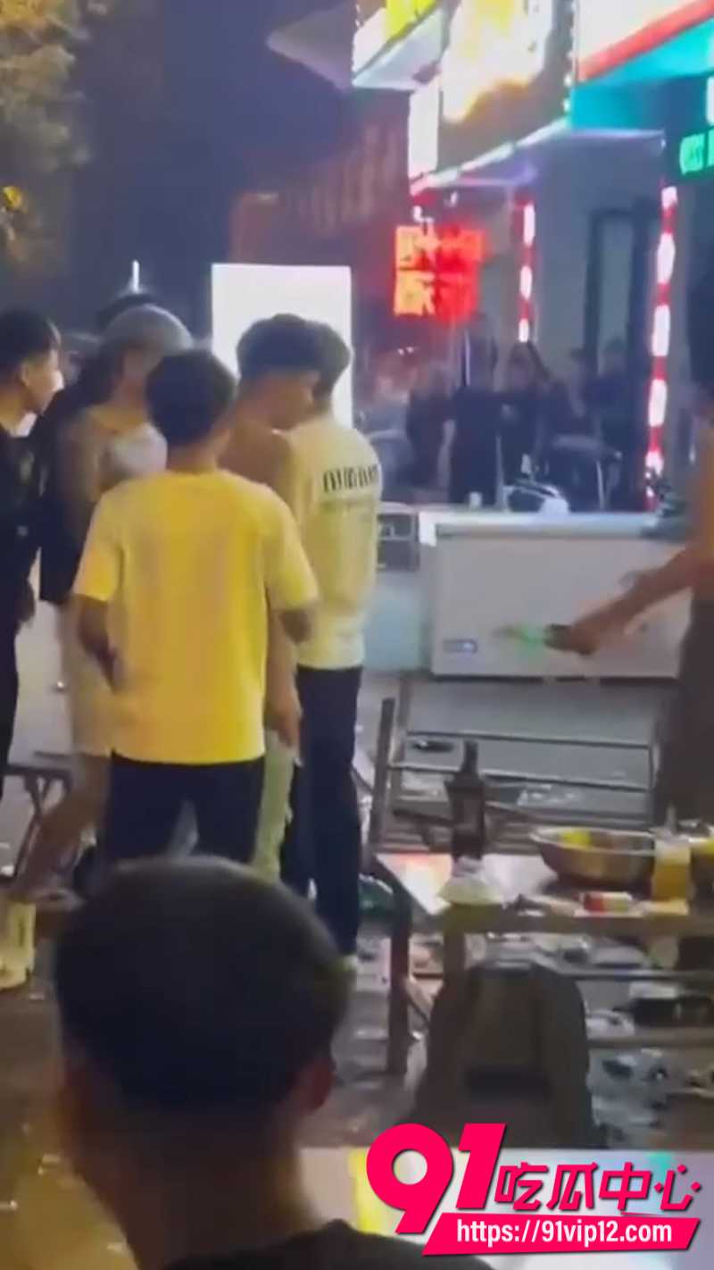 济南24W粉丝抖音男网红副官 烧烤打架事件现场画面 和另一网红北强发生激烈冲突
