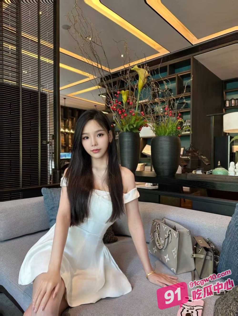繁华都市夜景落地窗前 富二代一边欣赏夜景 一边享受美女服务 又是羡慕有钱人的一天 配图3