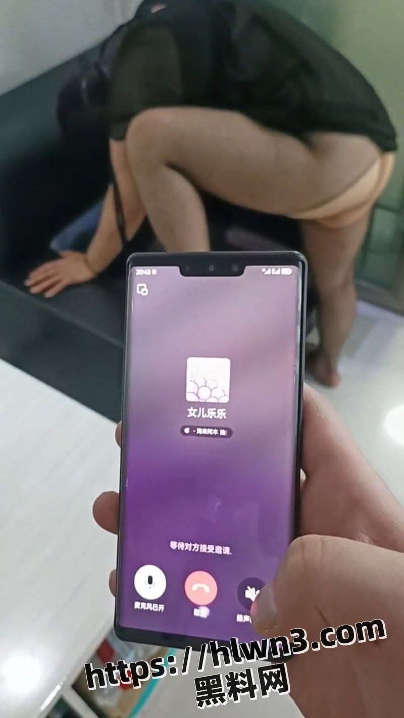 坦克熟女一边给女儿打电话一边被野男人狂操鲍鱼逼 身穿黑丝被射一屁股精！