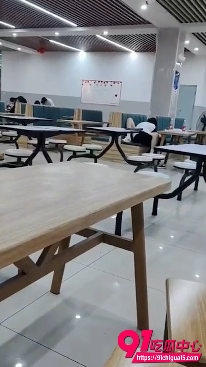 食堂小情侣亲嘴被偷拍9
