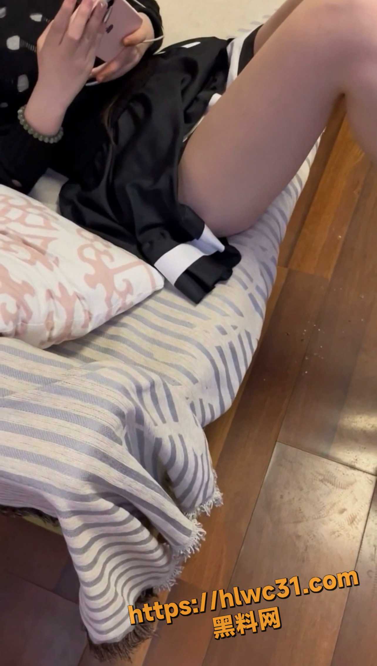 原创故事 和姐妹同居的日子 合租小妹借钱不成 反被疯狂抠挖猛插 用身体交换 爽爆了