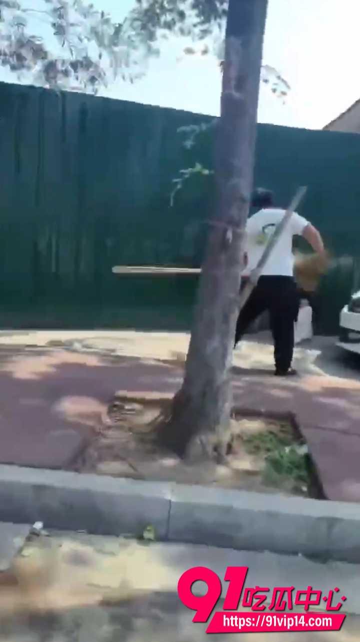 老公抓到老婆出轨当场狠揍7 老公抓到老婆出轨当场狠揍7