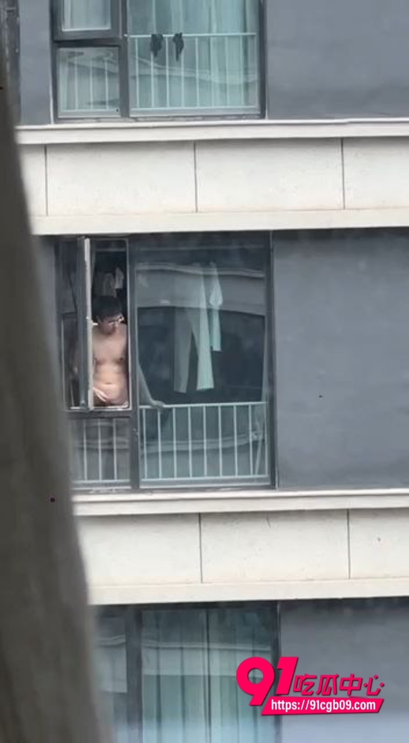 眼睛哥在自家窗户内打飞机5