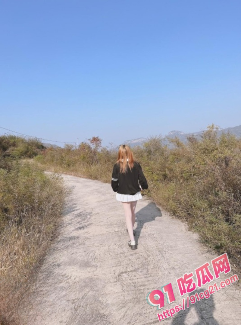 兄妹乱伦之妹妹穿上了白丝袜 用力太猛避孕套留在妹妹小穴里了！