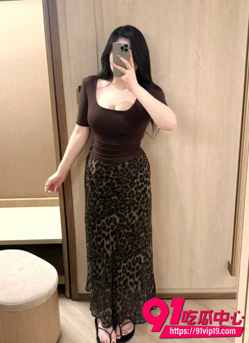 海角大神爱妈妈爱良家少妇新作 趁理发店老板娘老公儿子全部去上班后潜入她家把她按床上后入