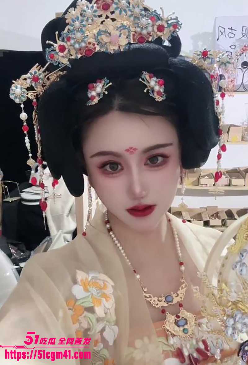 横店十八线演员大蜜蜜大尺度啪啪喷水视频流出1拷贝