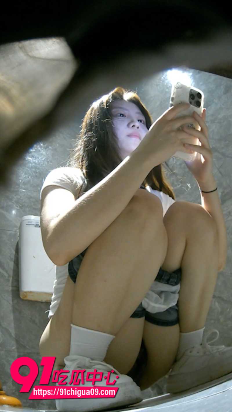厕拍大神 在酒吧女厕所安装摄像头偷拍美女们尿尿 逼脸同框画面一览无余