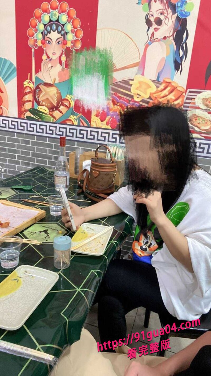 姐弟乱伦！深夜将姐姐灌醉玩弄 没想到姐姐人骚话还多