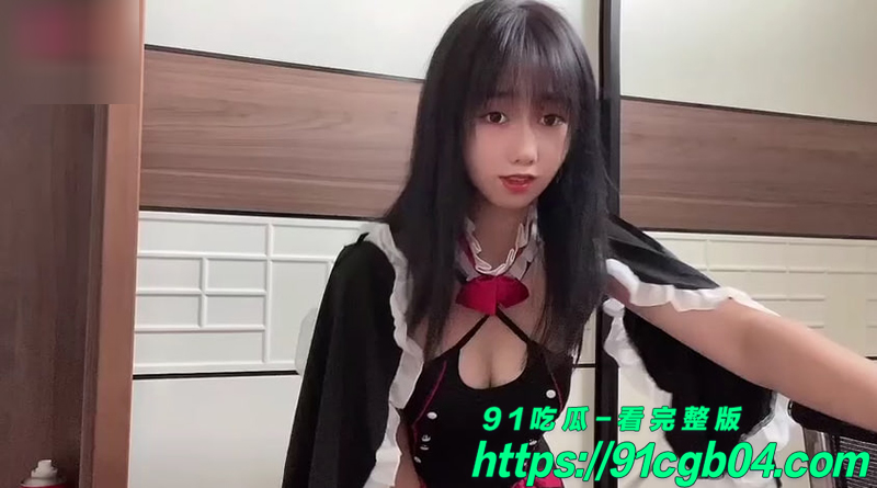 极品反差福利姬小桃酱 最新私拍作品 化身性感女仆服侍大屌男友 粉嫩下体遭无套大力抽插内射!