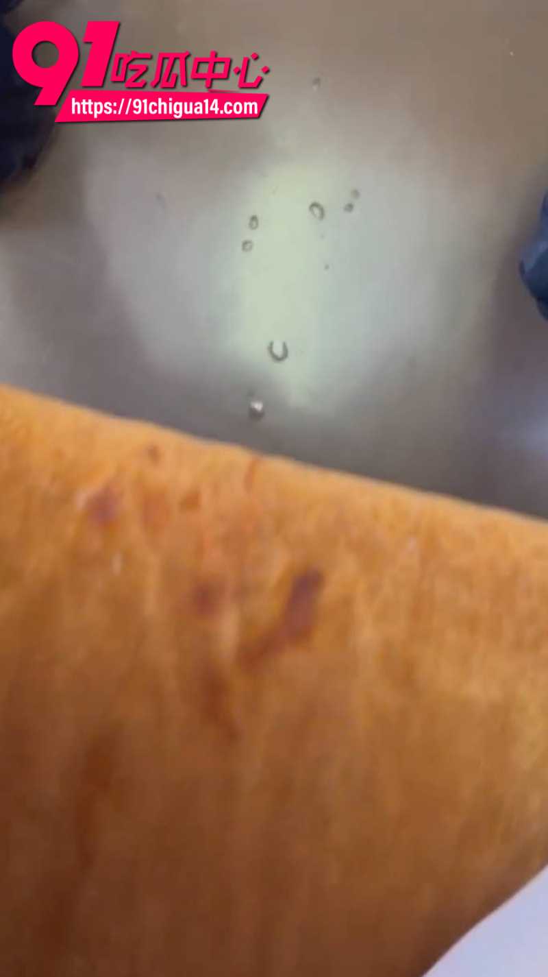 巨乳嫩妹高铁上自慰喷水后座大妈看傻眼7