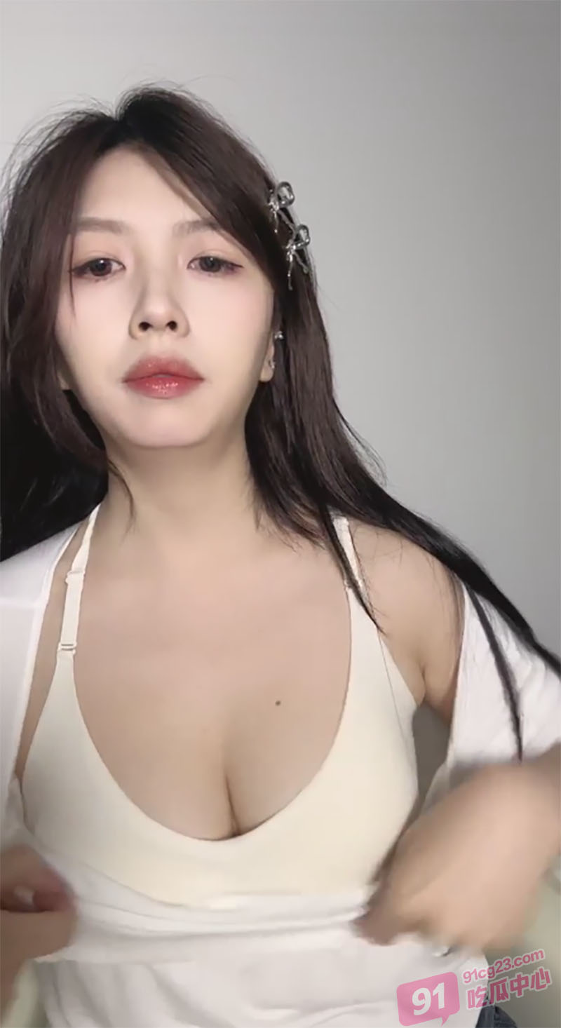 平台第一颜值主播 白月光女神兜兜深夜福利 抠逼揉搓娇喘连连！ 配图2