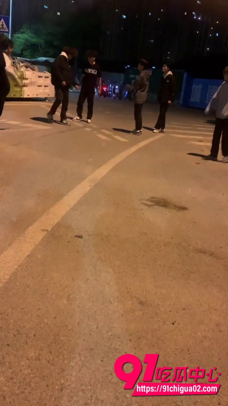 精神小伙霸凌群殴惊险瞬间2