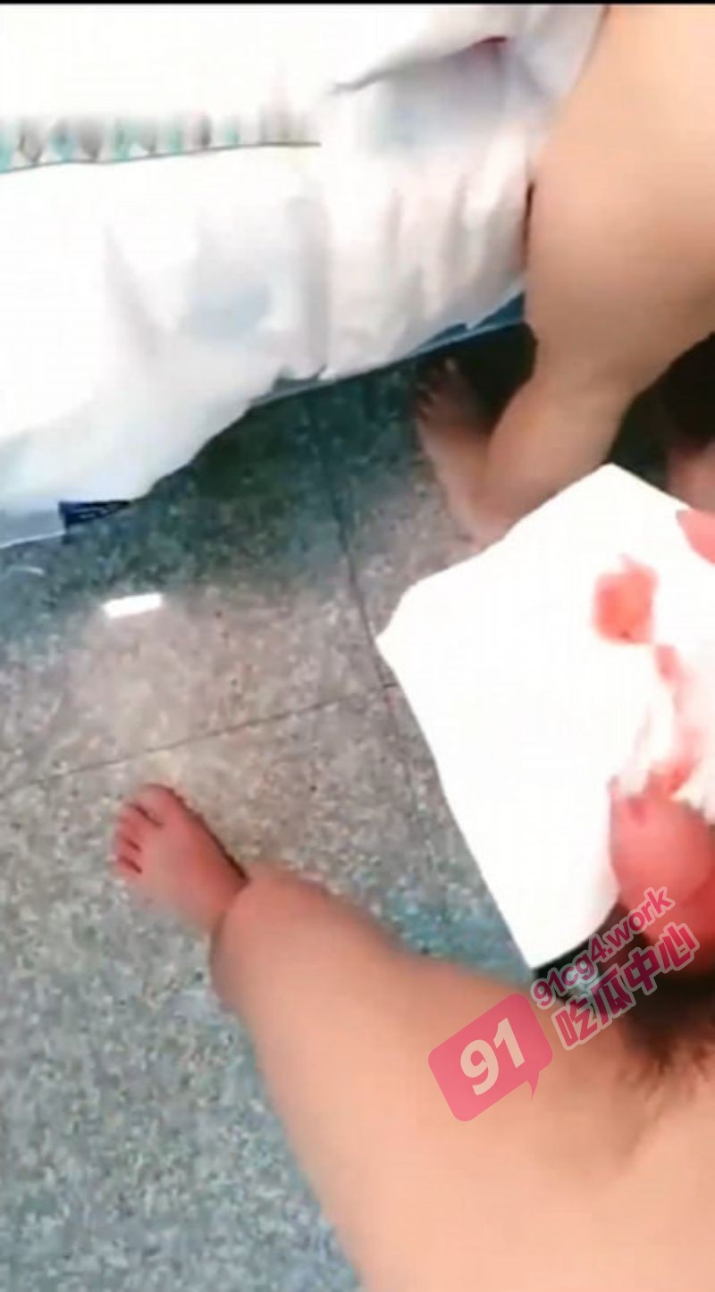 萝莉少女学生妹被大神开苞 大量见红疼的眼泪直流 单纯无助的眼神让人心疼~