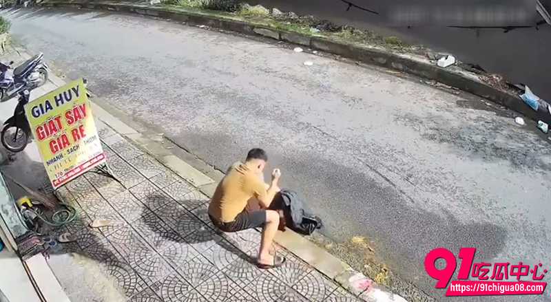 越南男子疯狂捅人 6