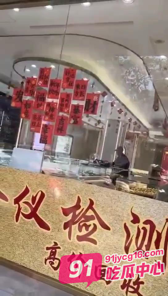 男子直播抢金店被抓！网友：“第一次见这种赛道” 配图