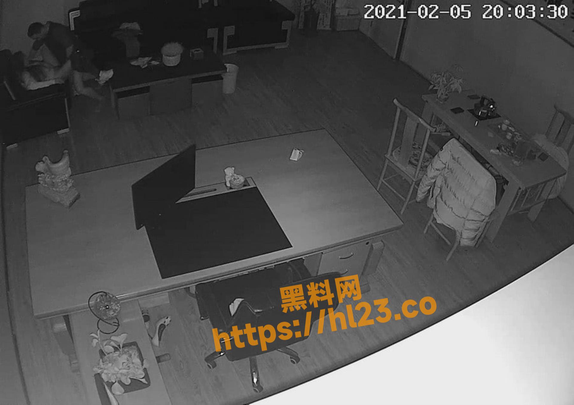 办公室监控摄像头破解：年轻女秘书和老板在办公室加班，老板把精液射进了她的阴道