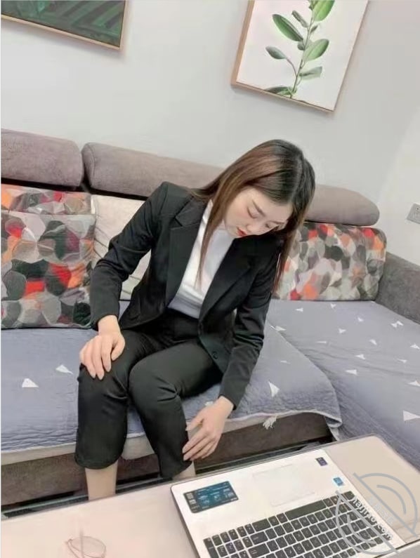 约银行骚职员操逼 制服美女真的超级骚比我还要着急主动求操高潮连连 配图3