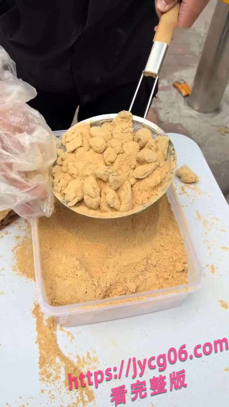 比新疆切糕便宜？女子买驴打滚却被奸商耍戏法 配图4