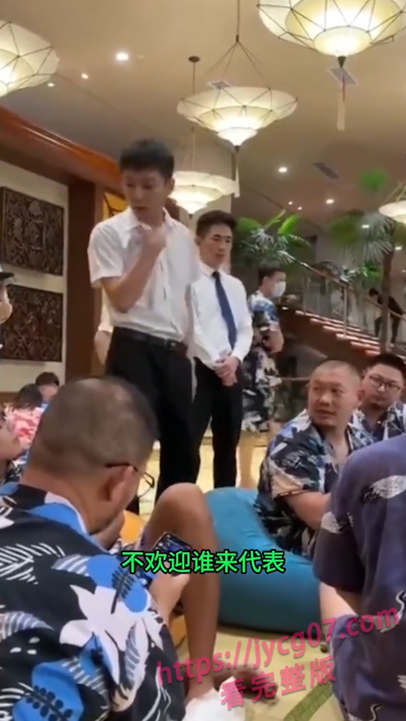 多人泡澡期间行为不当遭驱逐！网友直呼场面离谱 配图2