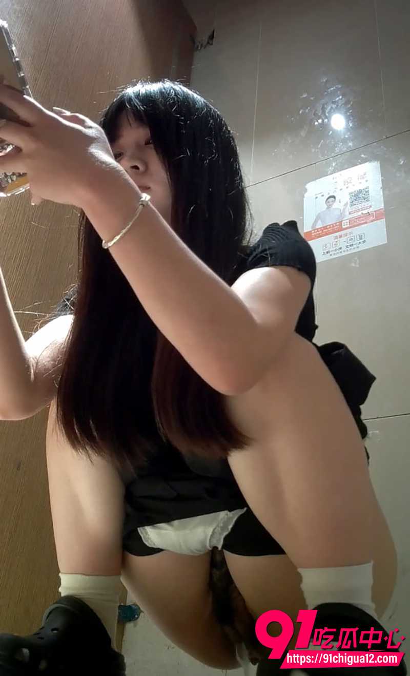 酒吧女厕偷拍 2
