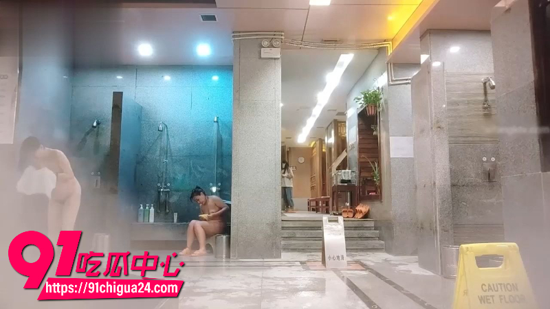 保洁大妈随身携带针孔摄像头偷拍女澡堂内部洗澡画面8 保洁大妈随身携带针孔摄像头偷拍女澡堂内部洗澡画面8