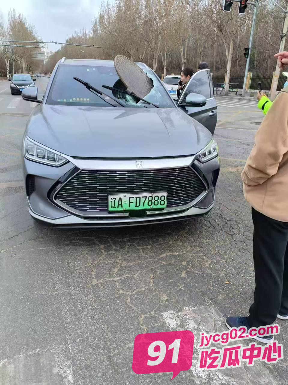 惊险！一井盖被压飞精准砸中后车 网友：QQ飞车道具赛