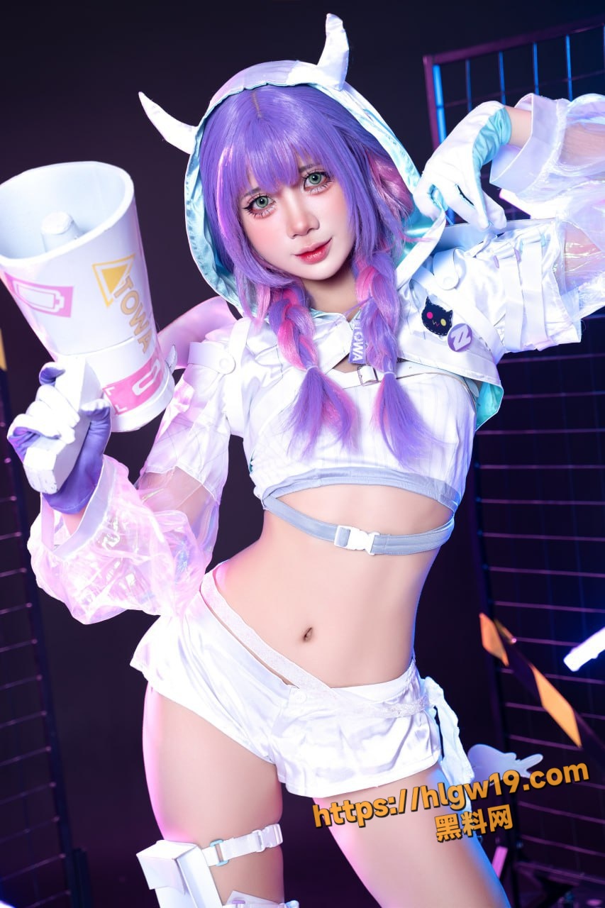 极品反差女神 PoppaChan 常暗永远Cos写真+拍摄花絮流出 对着镜头搔首弄姿 跪地扒穴！