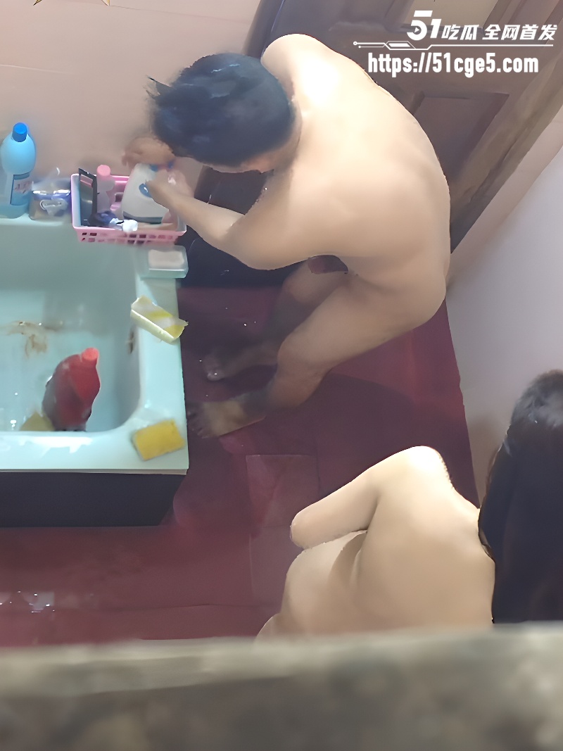 房东爬窗偷拍 情侣鸳鸯浴 3