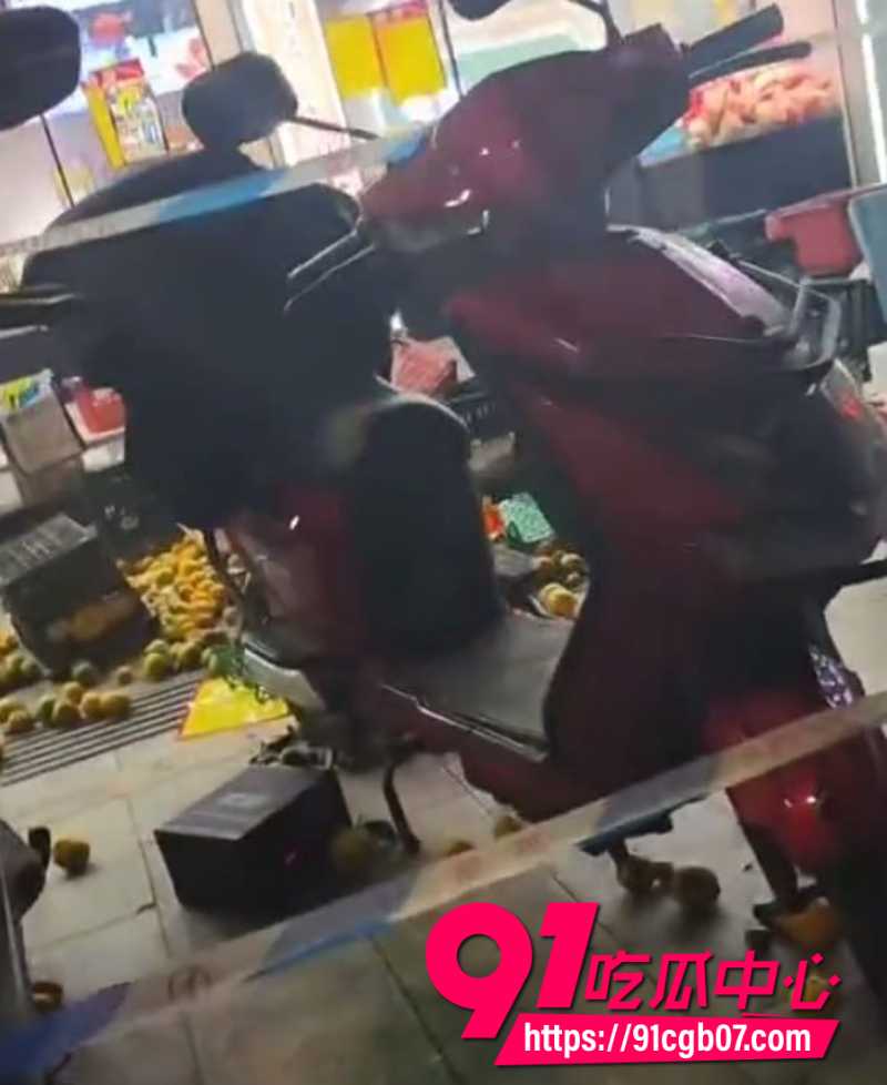 杭州乔司街道男子因老板拖欠数月工资压力爆发打砸水果店混乱现场引发热议
