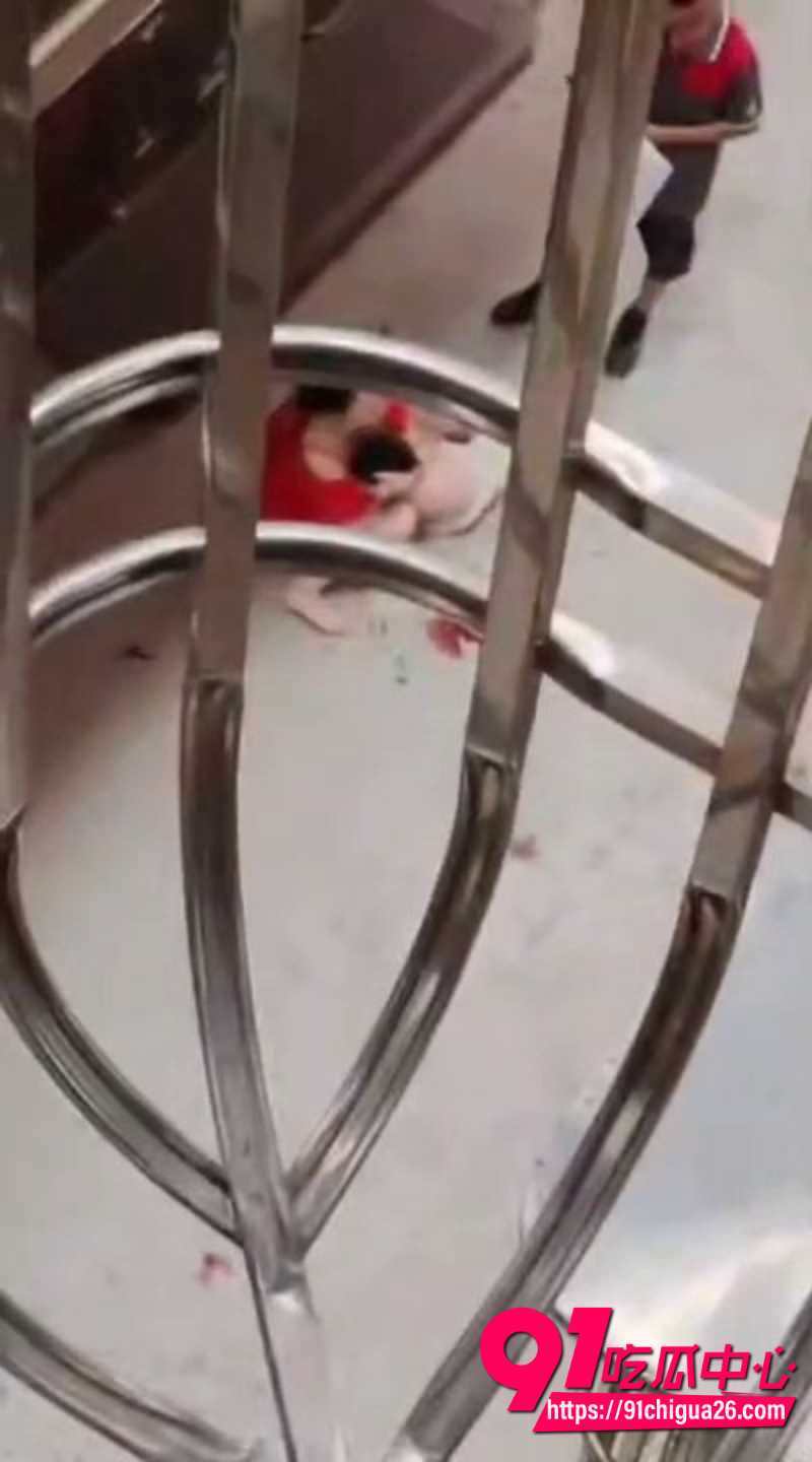 小区楼梯间小孩跳楼1