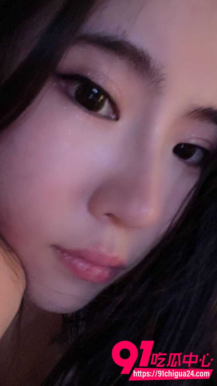 小刘亦菲黑丝红吊带跪床被操5