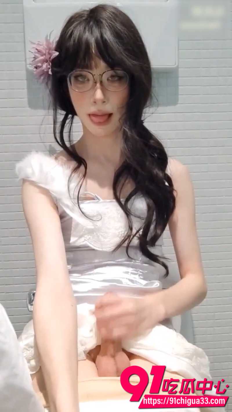 极品伪娘uYuxxx16偷偷跑进厕所里解决性欲2 极品伪娘uYuxxx16偷偷跑进厕所里解决性欲2