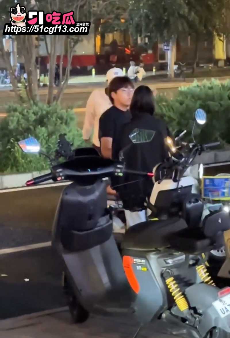 包头三角恋大瓜富婆深夜抓奸小白脸出轨5拷贝