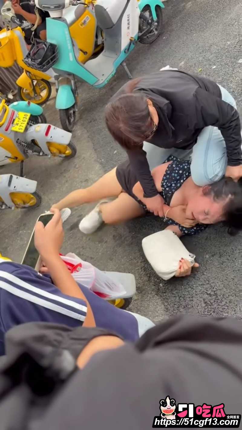 河北保定正信购物中心原配当街怒撕小三03