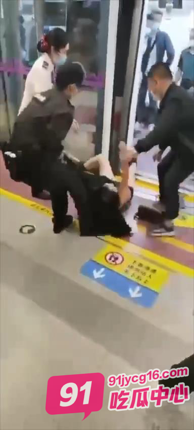 西安地铁女乘客被保安“扒衣示众” 现场视频曝光！ 配图2