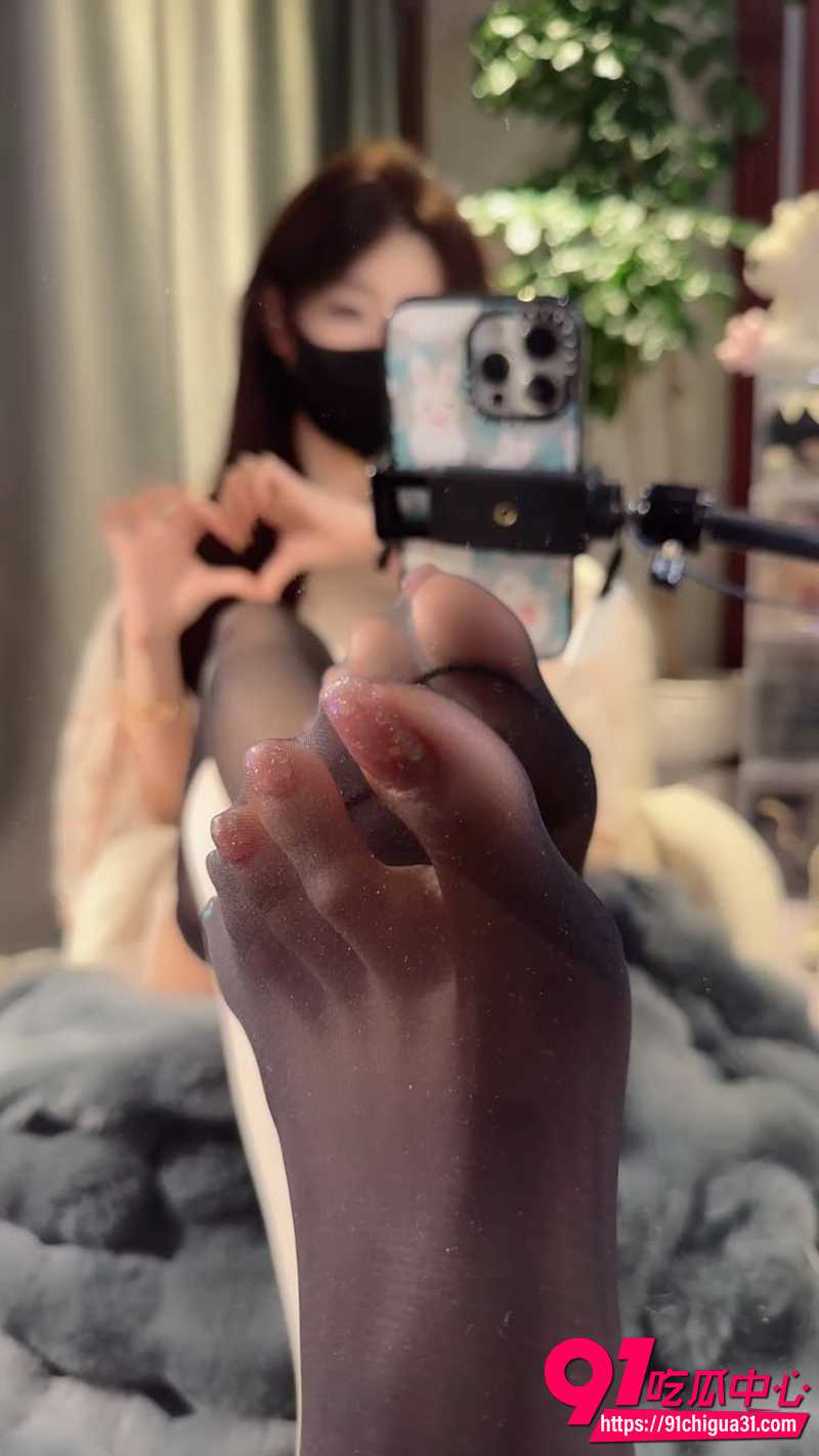 易直播人气女神冉冉子 最新美足佳作 丝袜包裹玉足脚趾晶莹剔透!