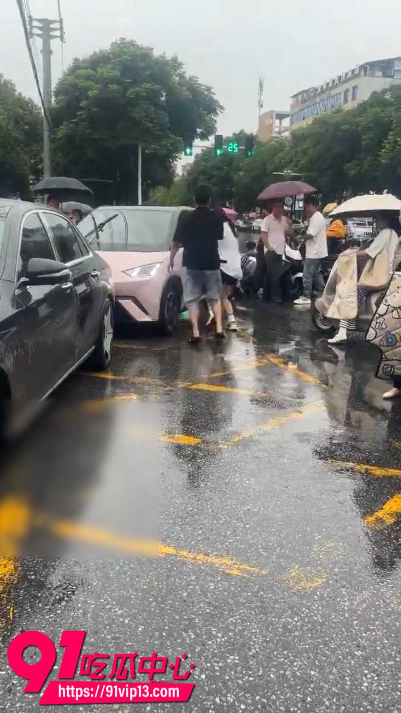 男子包养陕西理工大学体育女辅导员被男子原配老婆尾随抓奸7
