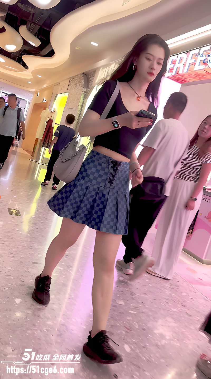偷拍大神抄底靓女和闺蜜逛街 2 偷拍大神抄底靓女和闺蜜逛街 2