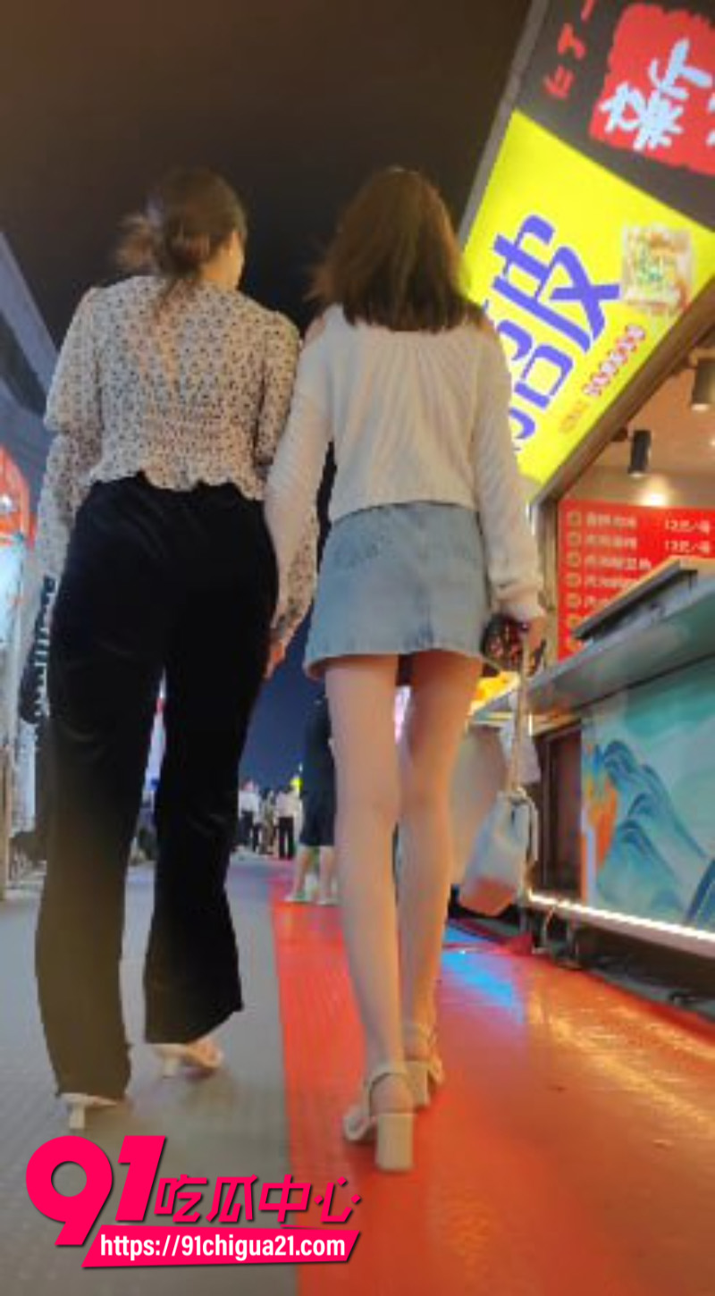 抄底大神夜市上尾随牛仔裙小姐姐极限偷拍2