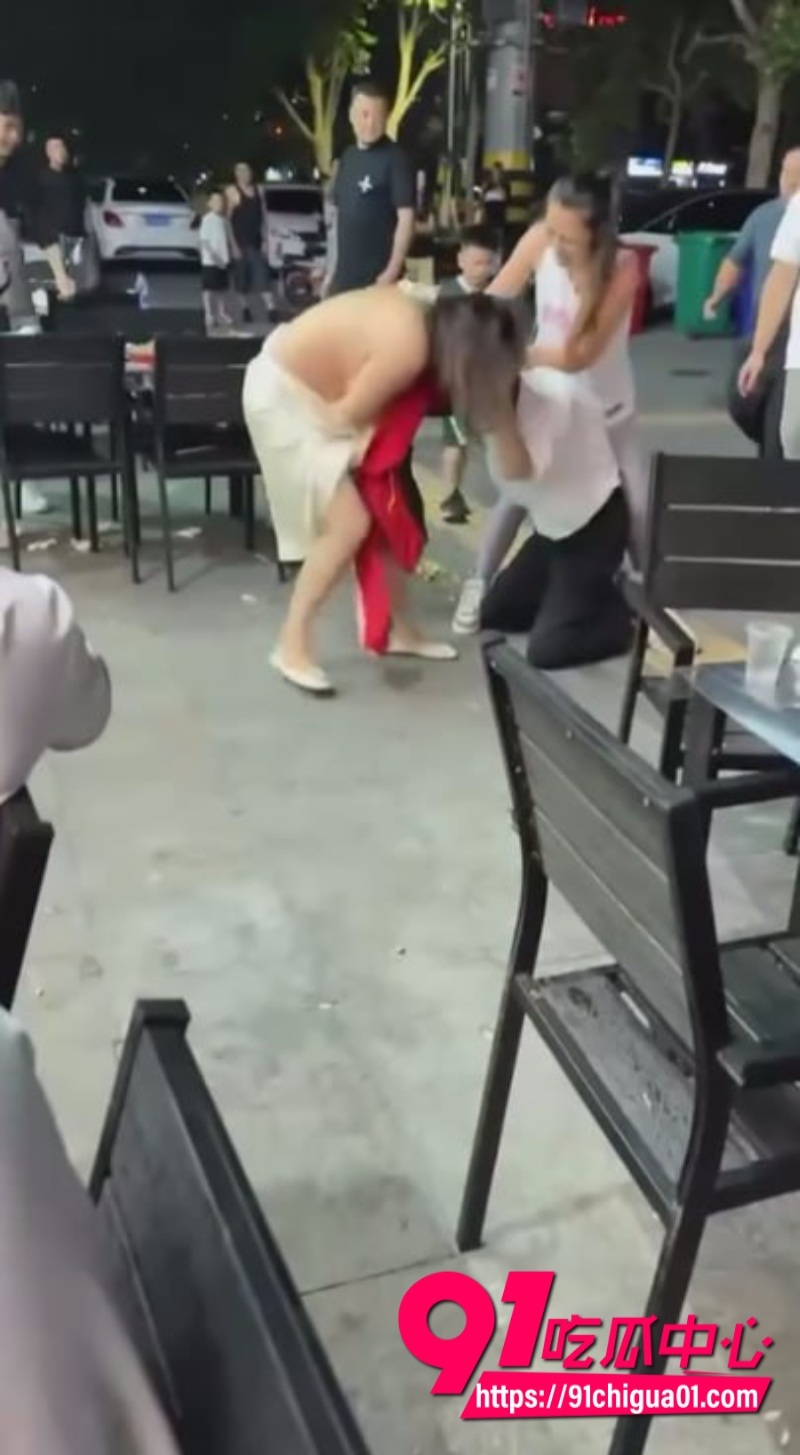 夜市摊前惊爆抓奸现场视频曝光 正宫抓奸小三当场撕衣 小三瞬间变全裸奶子乱颤 围观群众大饱眼福