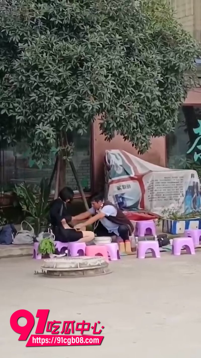 卖假药的把御姐骗的团团转还把逼也摸了奶子也摸了网页素材2