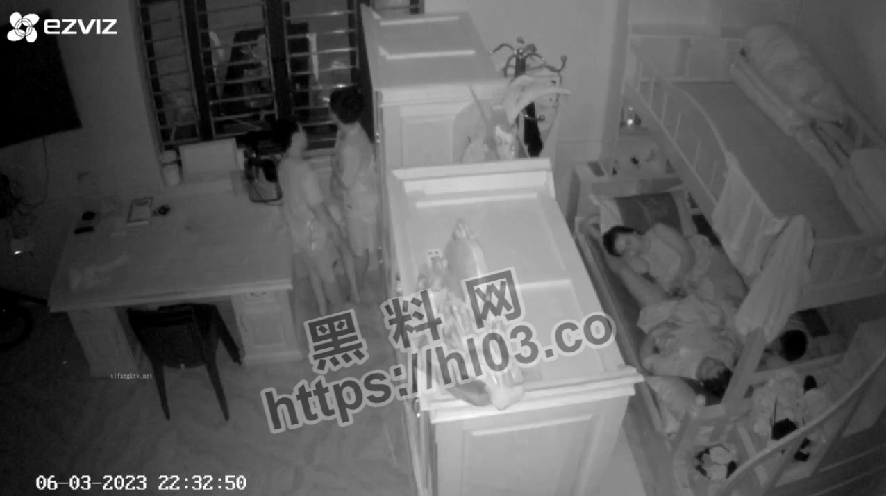 6月家庭摄像头精选 三子孩偷听父母做爱 被窝里还躺一个 可真能生！