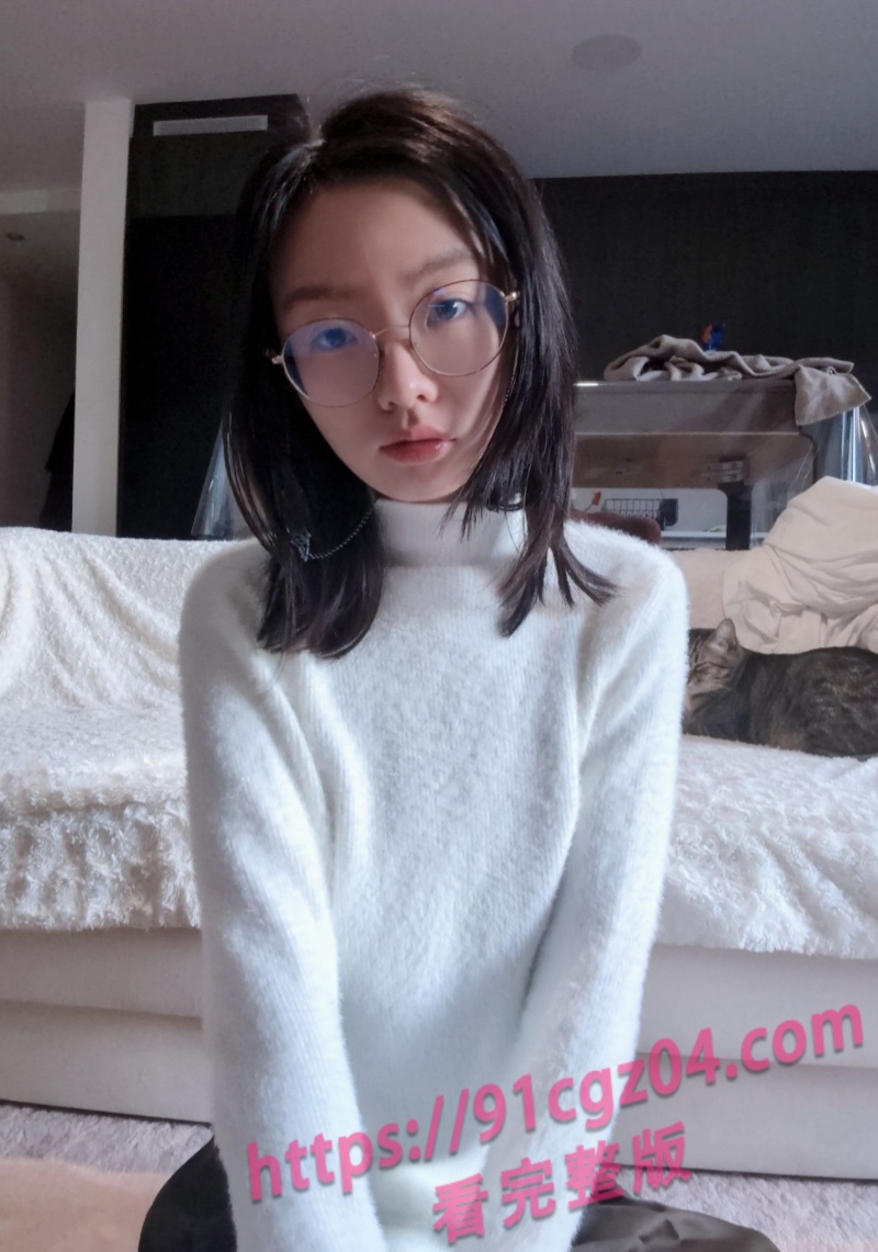 推特眼镜妹自慰视图流出 雪白胴体看的人心小鹿乱撞～