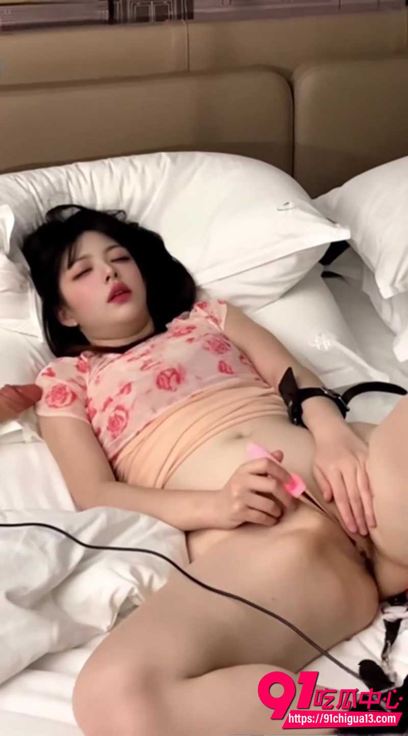 沈思缪福利新作 情趣套装加炮机调教 淫水四溅淫靡至极！