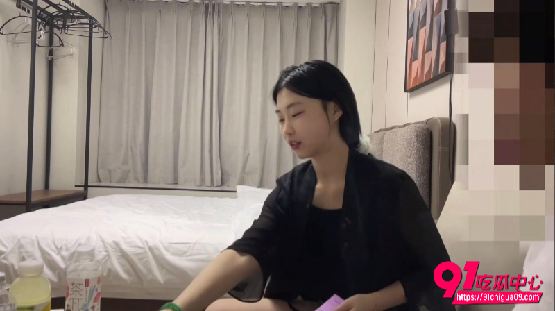 成昆探花重磅约炮上海娇小美女 白嫩圆润胸紧致粉嫩 刚开干就喊受不了表情超丰富！