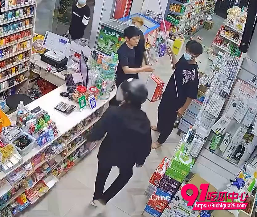精神小伙深夜超市为护对象惨被七刀7