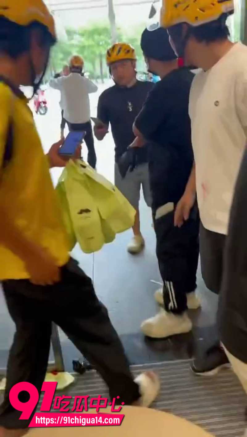 奶茶店小哥暴打中年大叔现场血流成河14